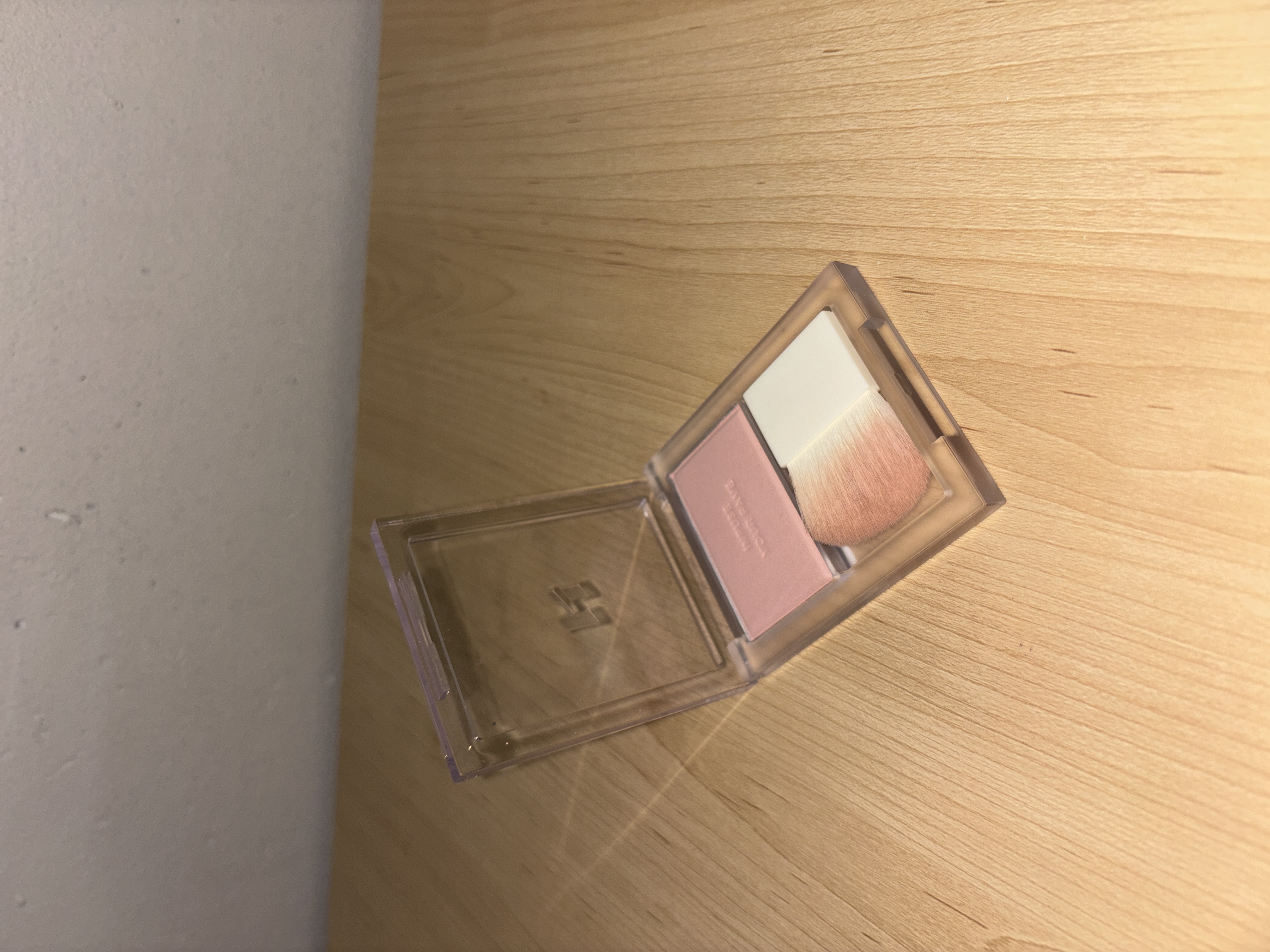 Front/Side view of opened Eyeshadow